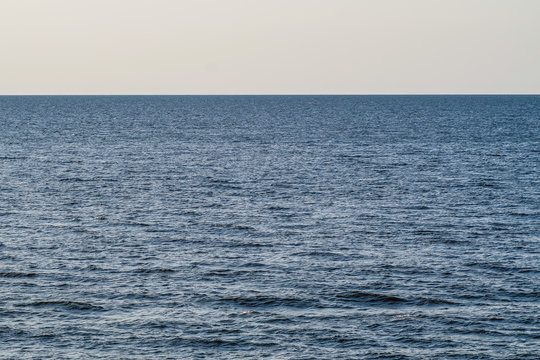 pusta przestrzeń morza aż po horyzont