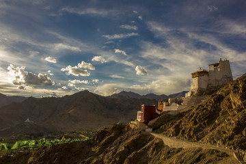 Obraz premium Tibetan temple on the mountain in the rays of the setting sun