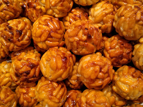 Panellets artesanales de pi&ntilde;ones