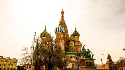 Obraz premium St. Basil’s Cathedral towers in Red Square, Moscow, on a sunny day.