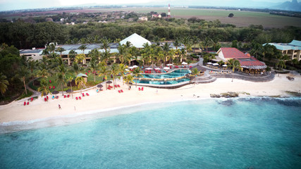Luftbild von einem atemberaubenden Hotelresort auf Mauritius
