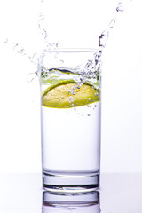 Vaso de agua y limon splash