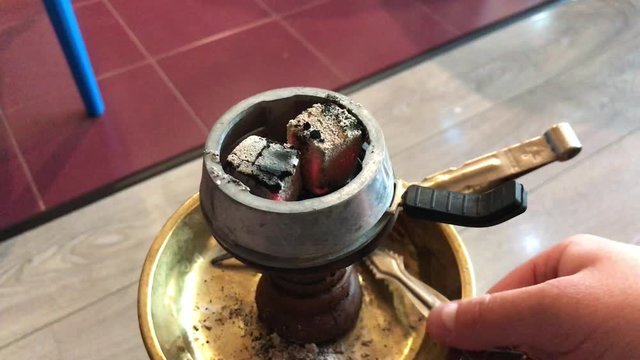 I fix the coals on the hookah