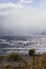 tormenta en lago con olas 