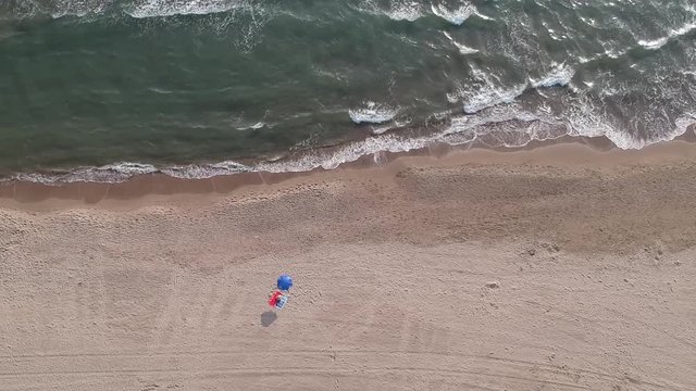 Drone sorvola la spiaggia