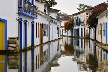 Fototapeta na wymiar Paraty centro historico con agua historic city in rio 