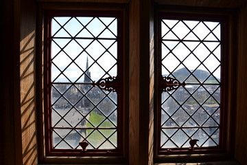 Старинное окно в королевском дворце Эдинбургского замка с видом на город