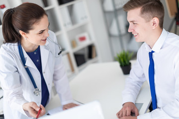 Obraz premium The doctor explains the problem to the patient on the computer.