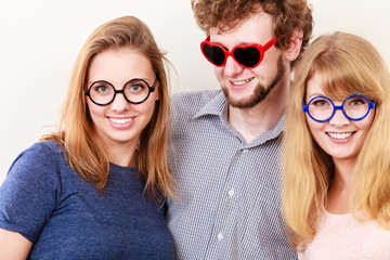 Obraz premium Happy friends man and women in glasses.