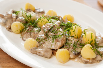 Pork with potatoes and white sauce