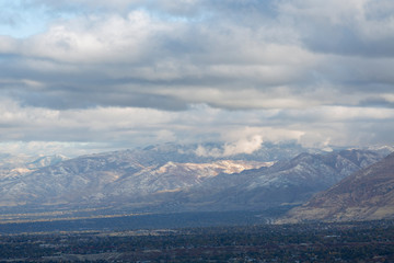Naklejka premium Mountains and the city