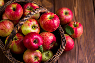 apples in the basket from the top view on the table