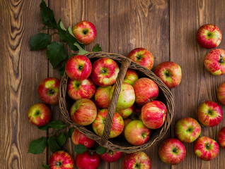 apples in the basket from the top view on the table