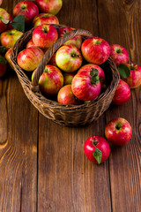 apples in the basket from the top view on the table