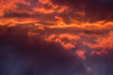 Obraz premium BACKGROUND OF FIRE RED CLOUDY SKY IN SUNSET MOMENT