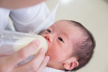 ミルクを飲む生まれたての赤ちゃん