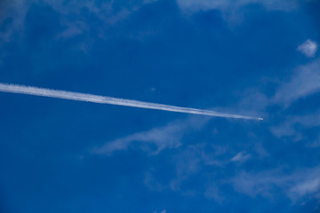 青い空に流れる飛行機雲