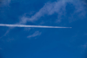 青い空に流れる飛行機雲
