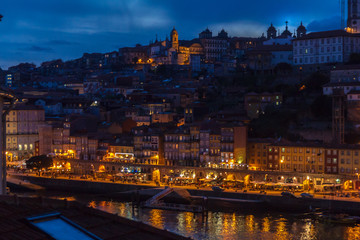 Fototapeta na wymiar city of porto at night