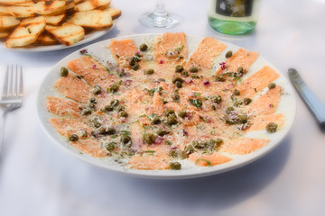 Carpaccio de salmón con Aceitunas