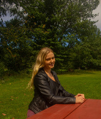 Obraz premium Fall woman in jacket in park