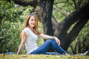 Obraz premium Portrait Asian woman wearing a T-shirt and jeans. Are happy in the public park