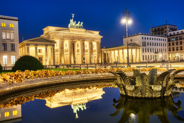 The famous Brandenburger Tor in Berlin at night, reflected in a fountain © elxeneize