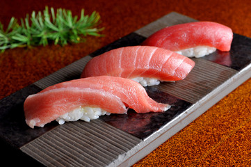 鮨 マグロ　トロ・赤身・中トロ