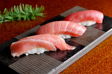 鮨 マグロ　トロ・赤身・中トロ