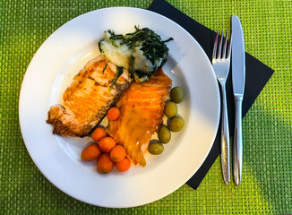 Grilled salmon, spinach, carrots