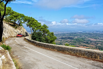 Fototapeta na wymiar Auto Strasse Panoramablick Berg Puig de Sant Salvador