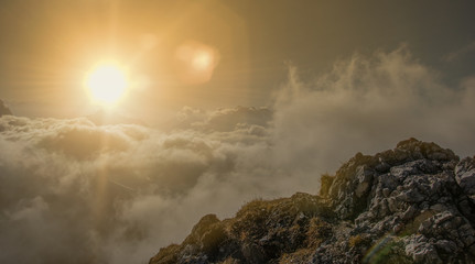 Wolken unter dem Gipfel