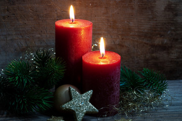 Besinnliches Weihnachtsmotiv mit roten Kerzen