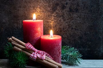Weihnachtskarte - mit roten Kerzen und Zimtstangen