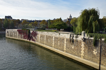 Quai de l'&icirc;le de la Cit&eacute; &agrave; Paris, France