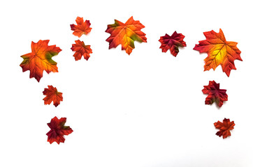 Herbstliche Blätter vor weißem Hintergrund mit Kürbis