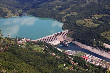 Badkamer foto achterwand Dam waterkrachtcentrale Perucac op het rivierlandschap van de Drina