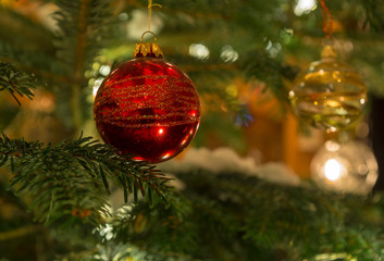 Rote Weihnachtsbaumkugel