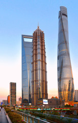 Shanghai bezienswaardigheden in financiële wijk Pudong: jin mao toren, shanghai toren, shanghai wereld financiële centrum wolkenkrabbers en gebouwen tegen blauwe hemel. Cina