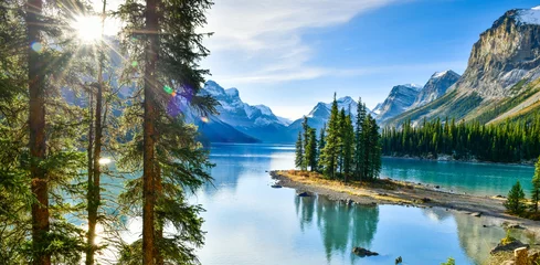 Foto auf Acrylglas Kanada Panoramablick auf die wunderschöne Spirit Island im Maligne Lake, Jasper National Park, Alberta, Kanada