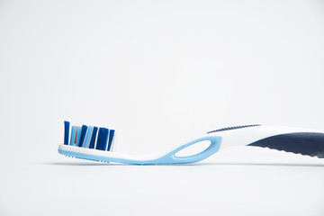 Zahnbürste und weißer Hintergrund