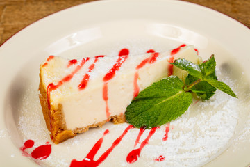 Classic cheesecake with mint