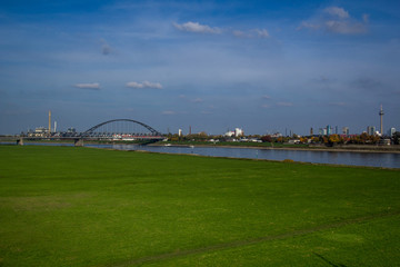 Fototapeta na wymiar Am Rhein mit Blick auf Düsseldorf