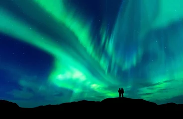 Foto op Plexiglas Noorderlicht Aurora borealis met silhouet liefde romantisch paar op de berg. Huwelijksreis concept
