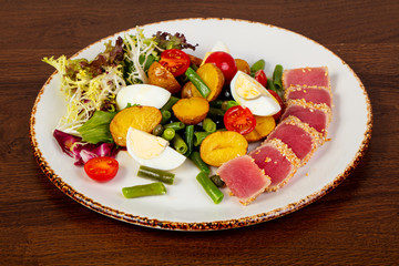 Nicoise salad with tuna