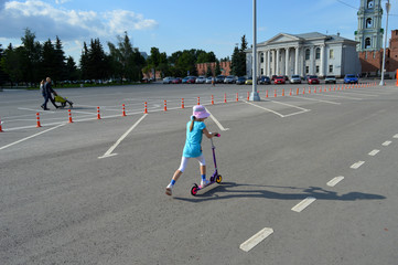 litlle gerl walking on the street