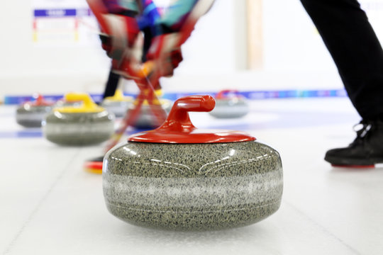 Curling na lodzie.   Granitowe kamienie do gry w curling.