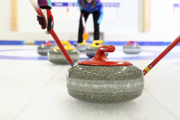 Fototapeta Gra w curling. Zawodnik gra w curling na lodowisku
 obraz