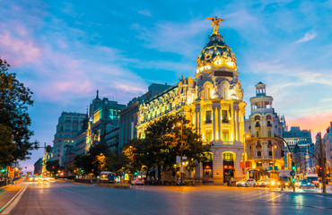 Madrid skyline van de stad gran via straat schemering, Spanje