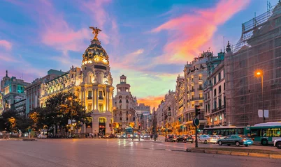 Fotobehang Madrid Madrid skyline van de stad gran via straat schemering, Spanje